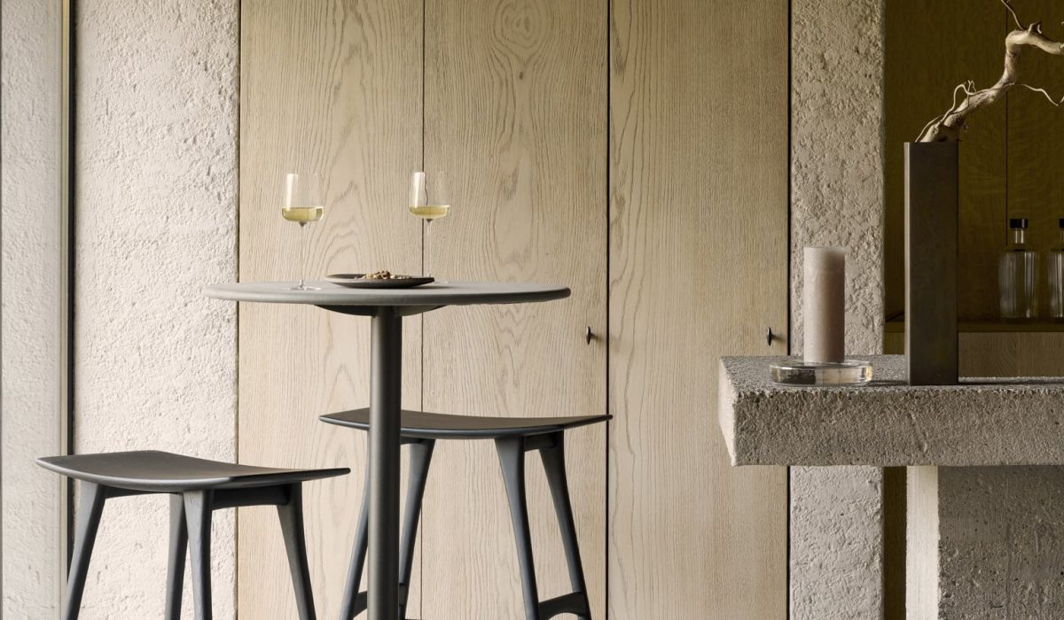 53041_Osso_bar_stool_Black_21577_Blend_bar_table_Leather_top_Muschio_1_WEB